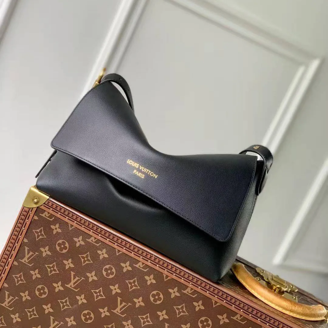 M13148 Low Key Messenger Bag Handbag