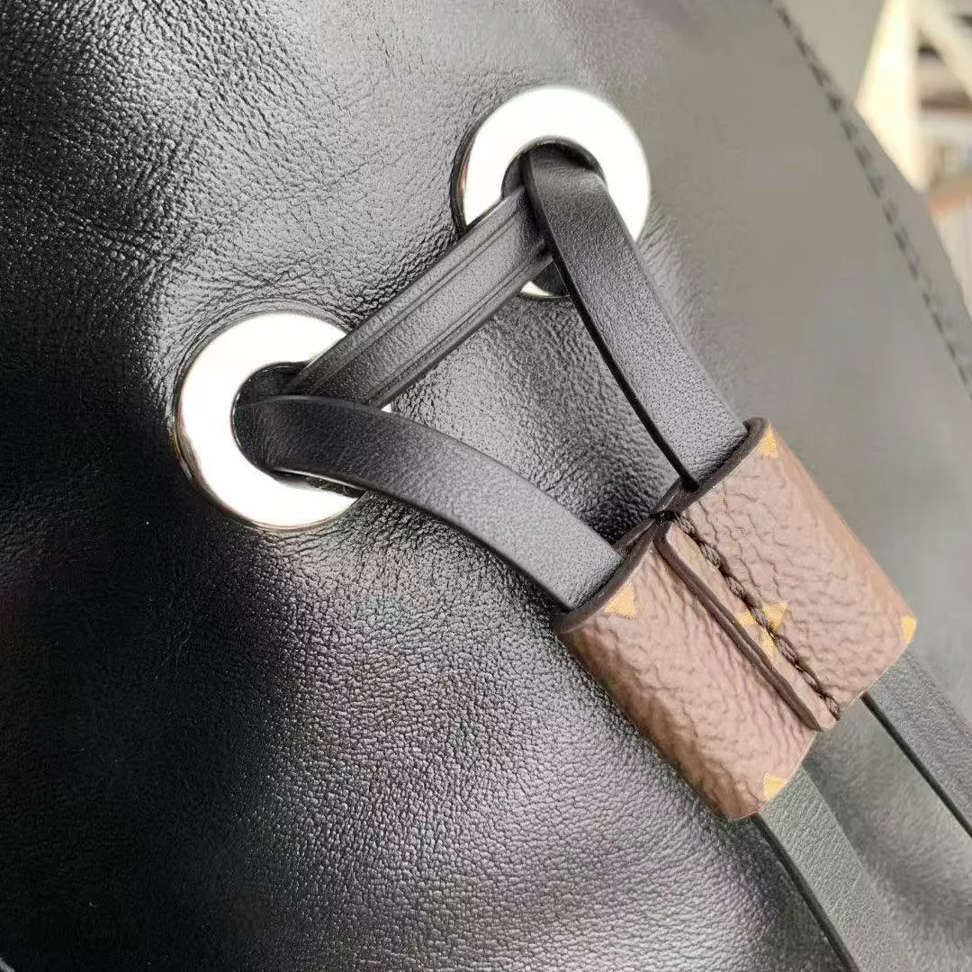 M25545 Off Duty Vibe MM Handbag Lamb Leather
