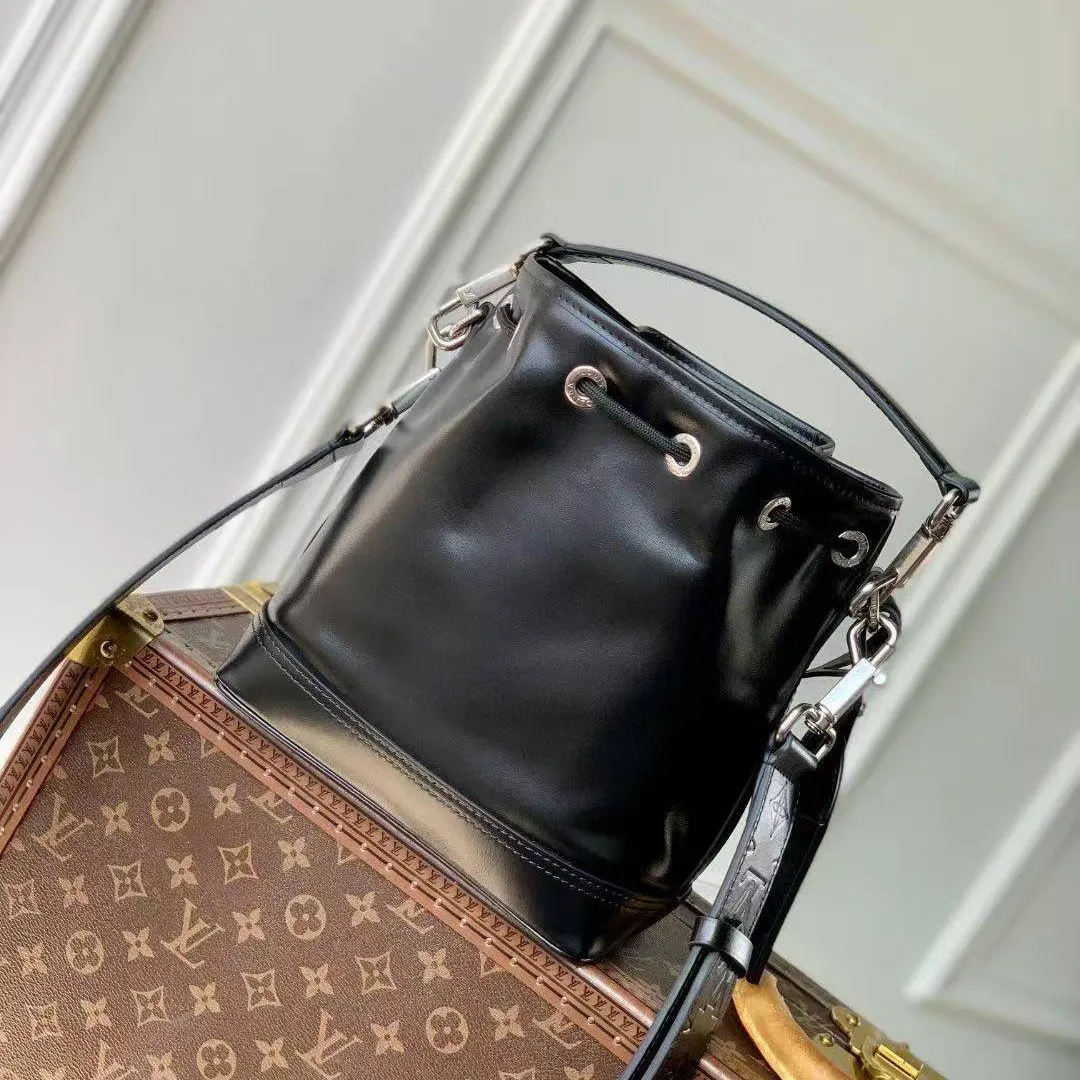 M13985 Noé Cargo Calf Leather Men's Bag