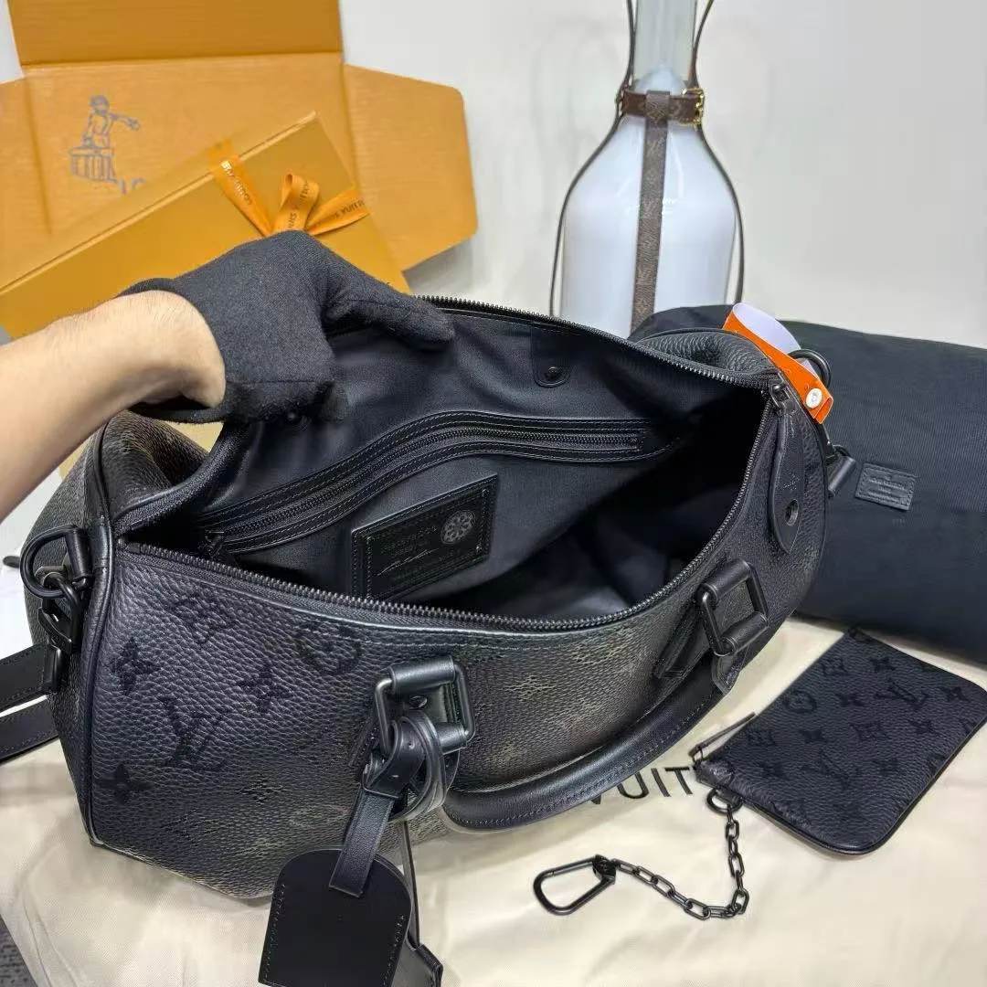 M13916 Speedy P9 Bandoulière 40 Ultra Black Monogram Calf Leather Men's Bag