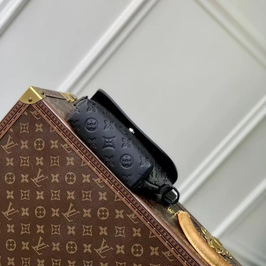 M12636 Pulse Wearable Wallet Monogram Shadow Leather