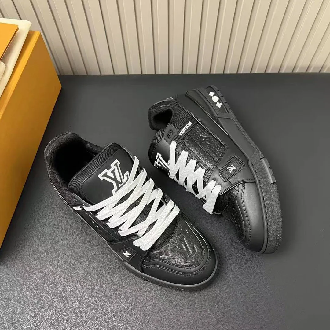 1AARES L.V Trainer Sneaker Monogram-embossed Grained Calf Leather
