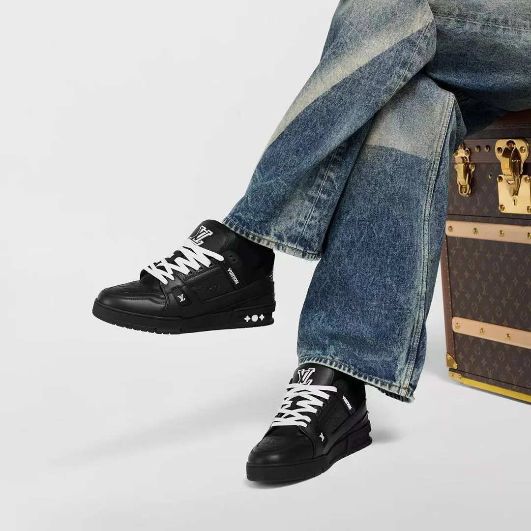 1AARES L.V Trainer Sneaker Monogram-embossed Grained Calf Leather