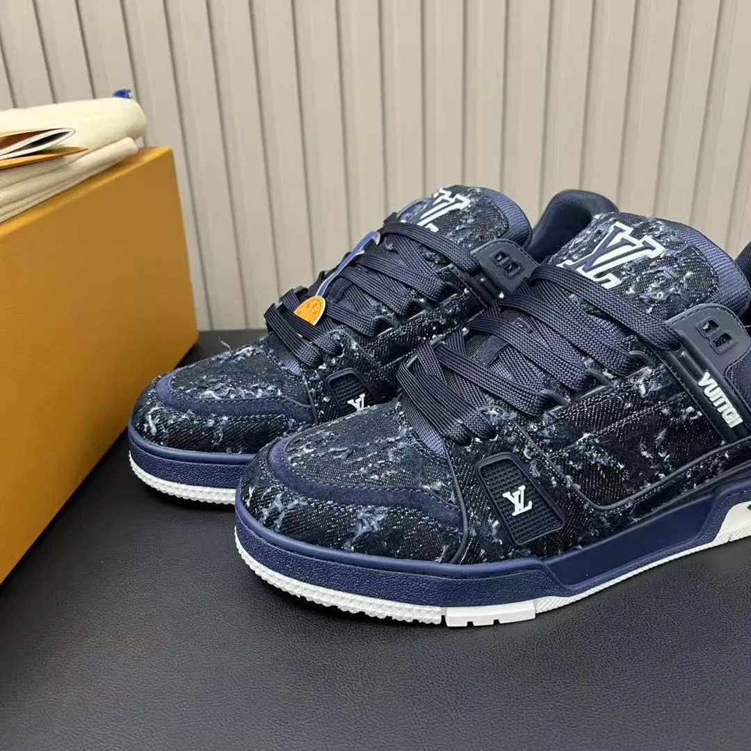 1AHWTL L.V Trainer Sneaker Monogram Tuffetage Denim