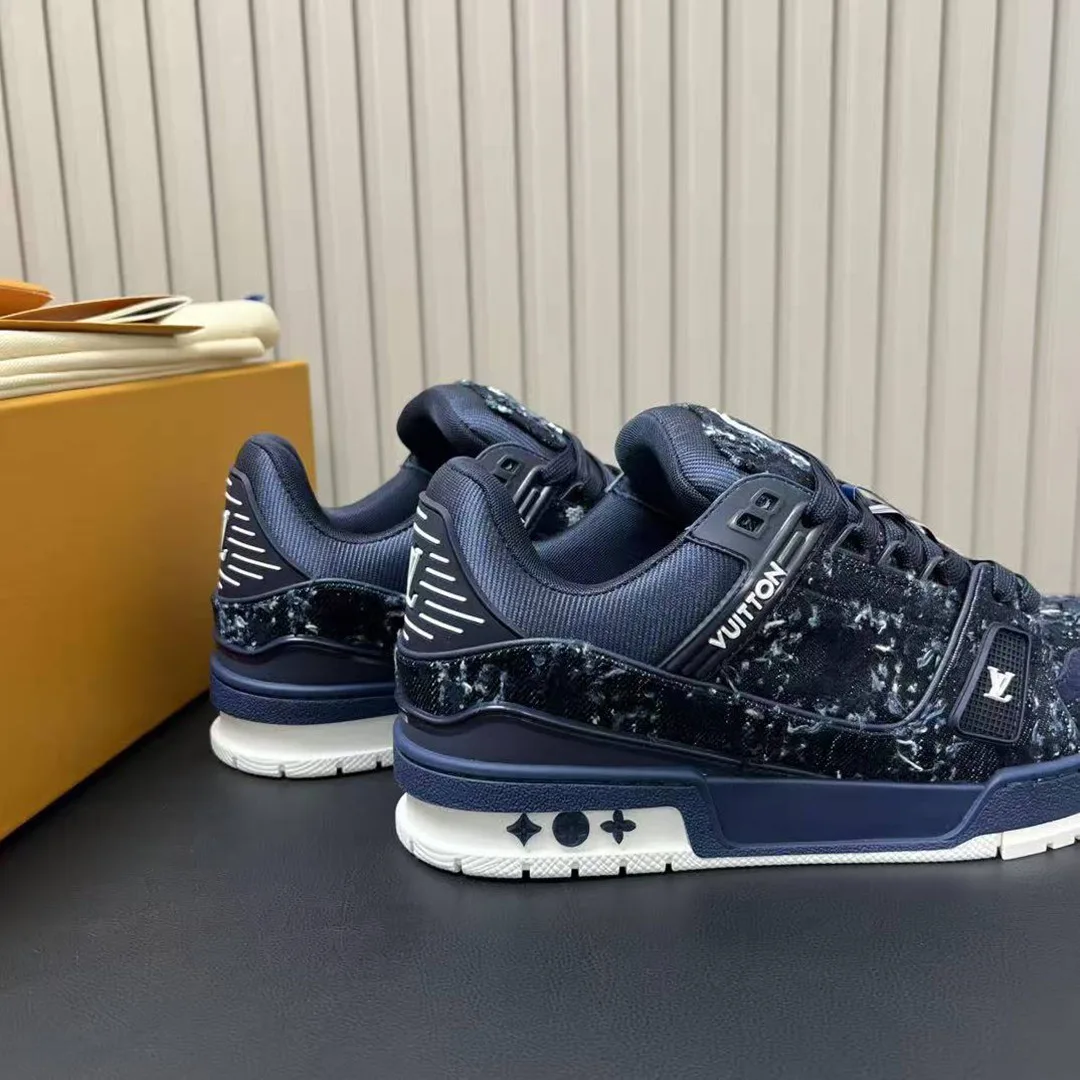 1AHWTL L.V Trainer Sneaker Monogram Tuffetage Denim
