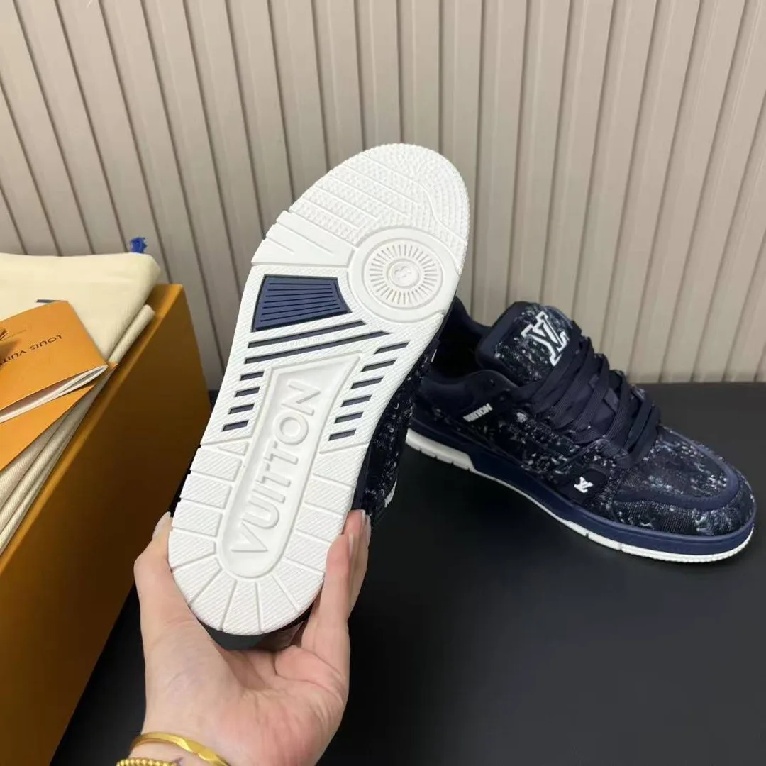 1AHWTL L.V Trainer Sneaker Monogram Tuffetage Denim