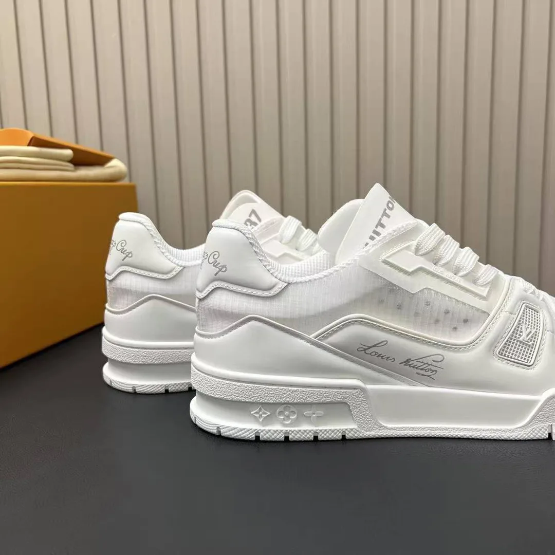 1AHTJJ L.V Trainer Sneaker Mix of Technical Materials