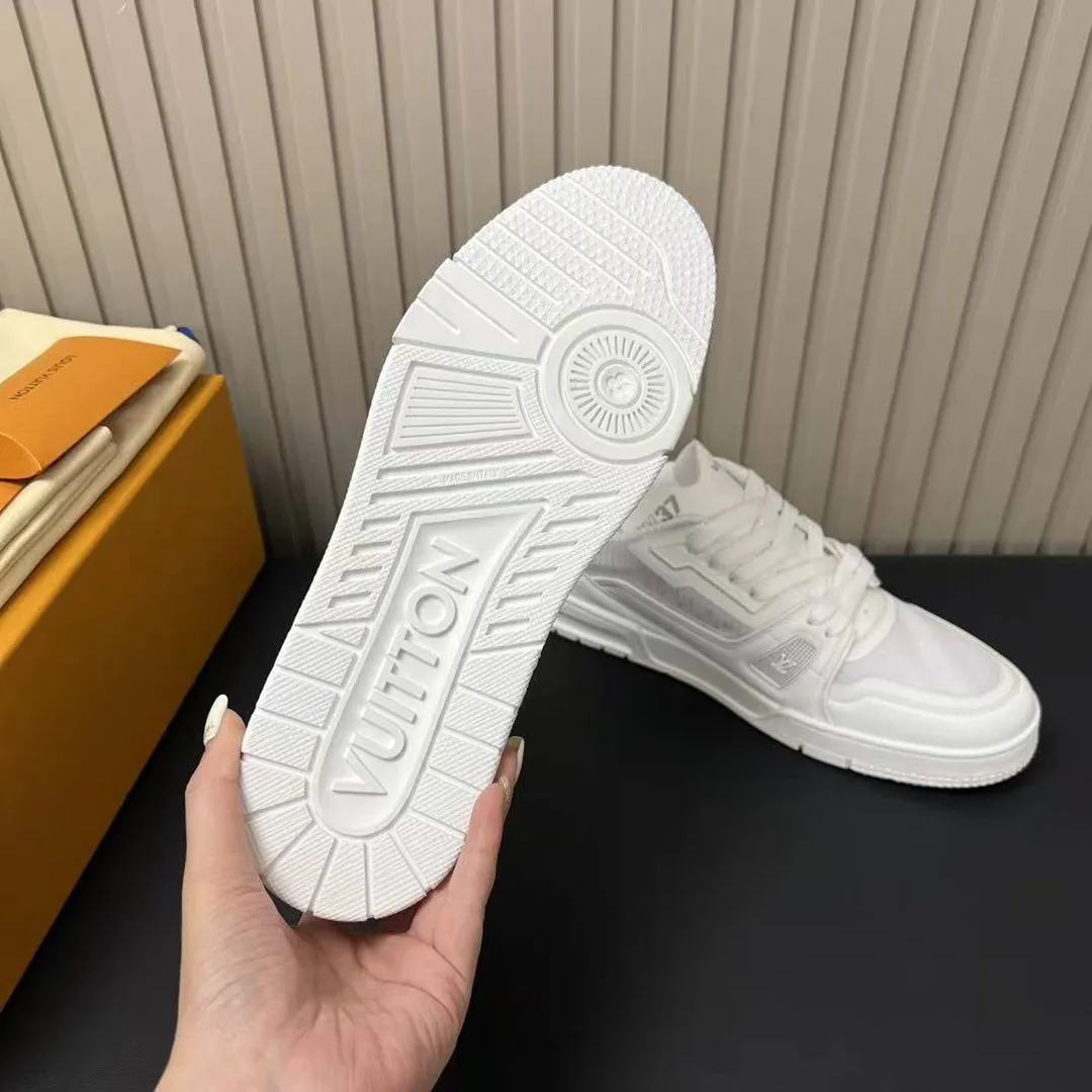 1AHTJJ L.V Trainer Sneaker Mix of Technical Materials