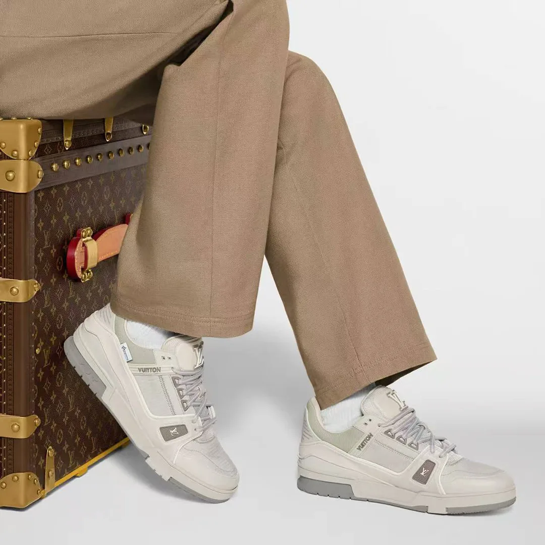 1AJAUB L.V Trainer Sneaker Mix of Technical Materials