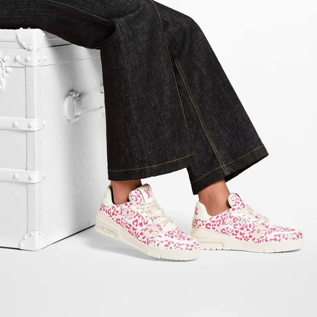 1AJJUR L.V Trainer Sneaker Grained Calf Leather