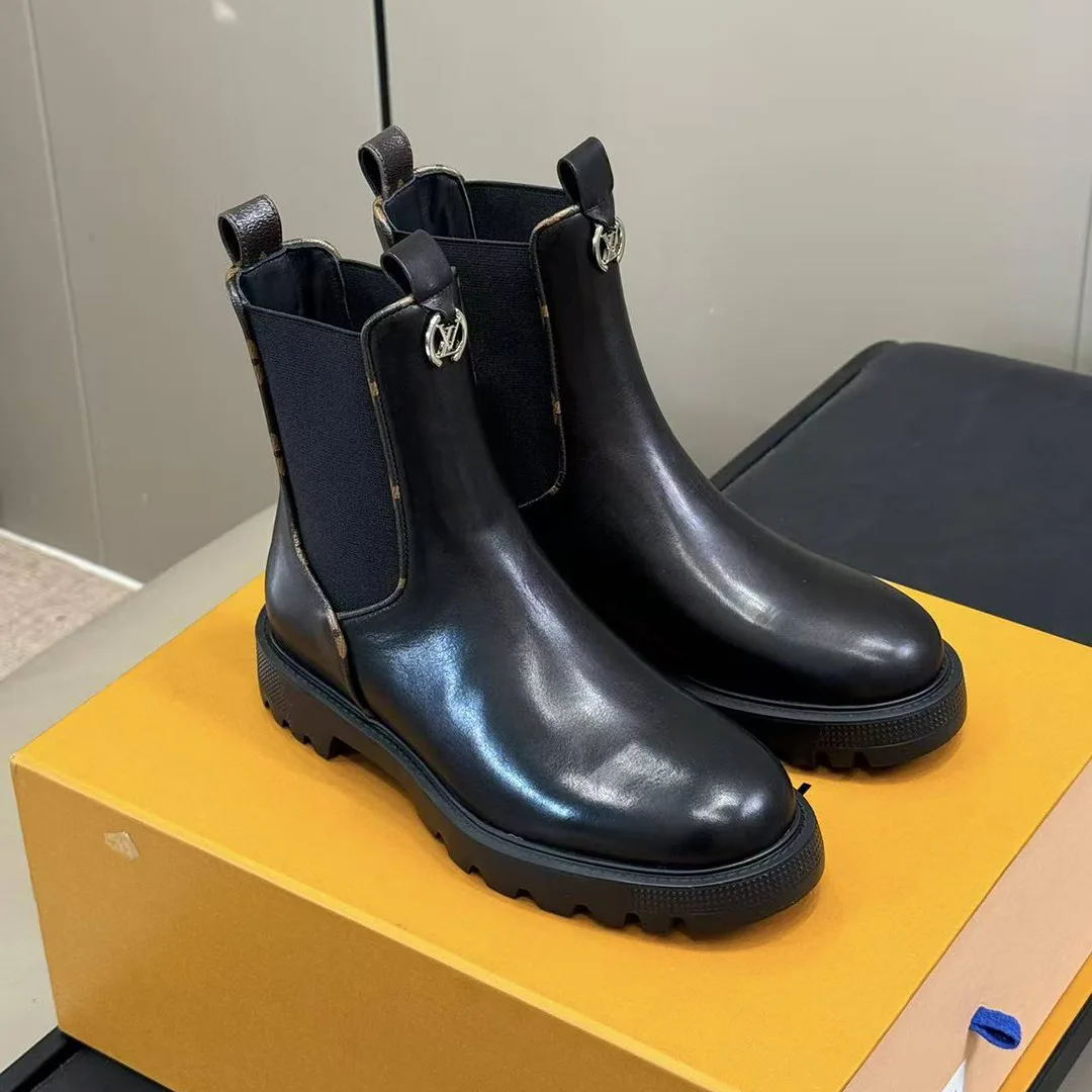 1AIBV7 District Chelsea Ankle Boot Plain Calf Leather