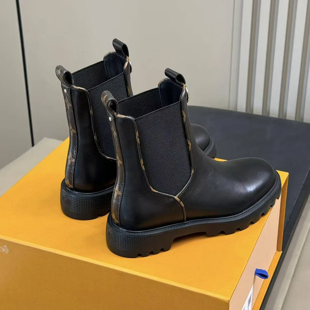 1AIBV7 District Chelsea Ankle Boot Plain Calf Leather