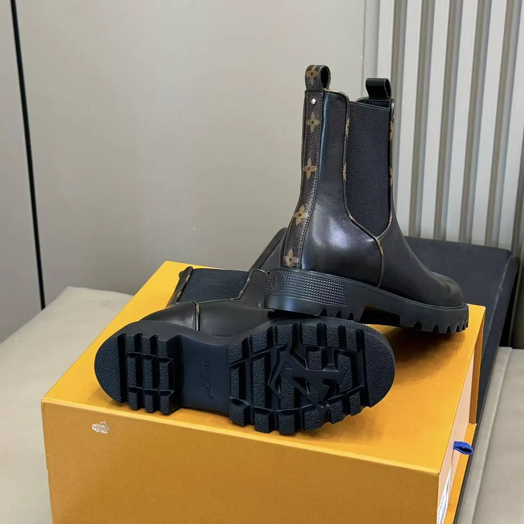 1AIBV7 District Chelsea Ankle Boot Plain Calf Leather