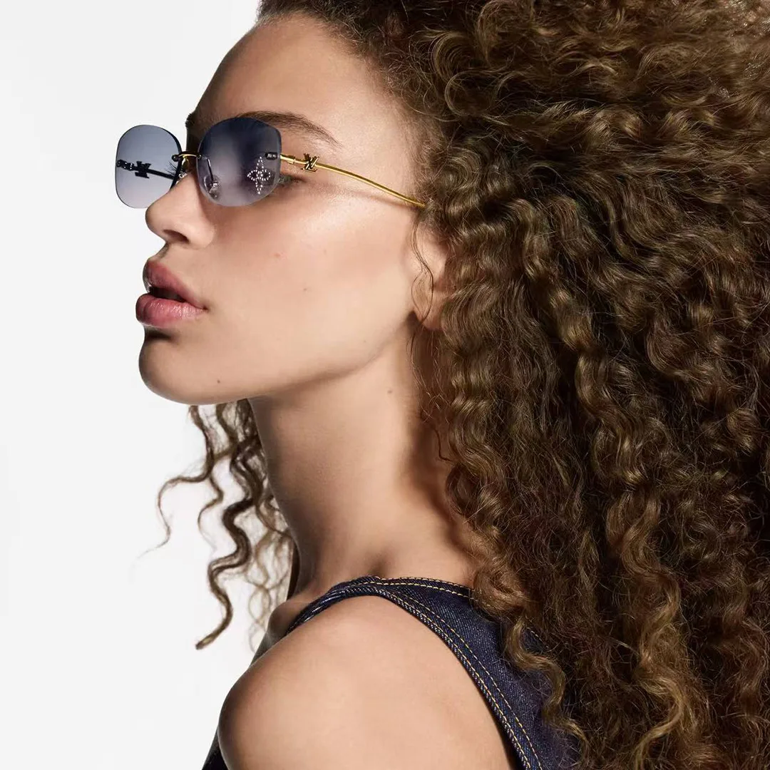 Z2959U Glam 2 Oval Sunglasses Gradient Blue Lenses