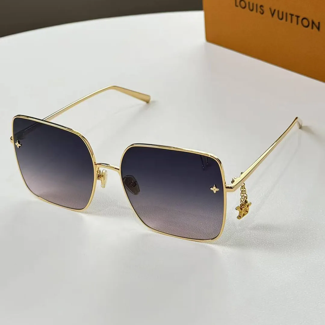 Z1718U Charm Square Sunglasses Gradient Black Lenses