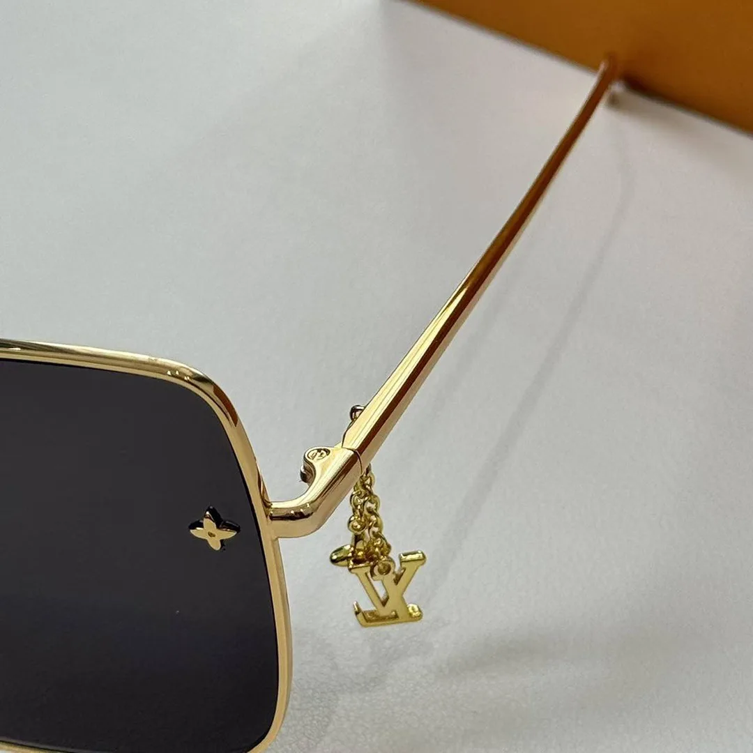 Z1718U Charm Square Sunglasses Gradient Black Lenses