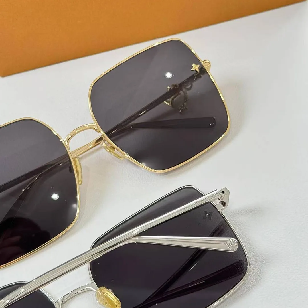 Z1718U Charm Square Sunglasses Gradient Black Lenses