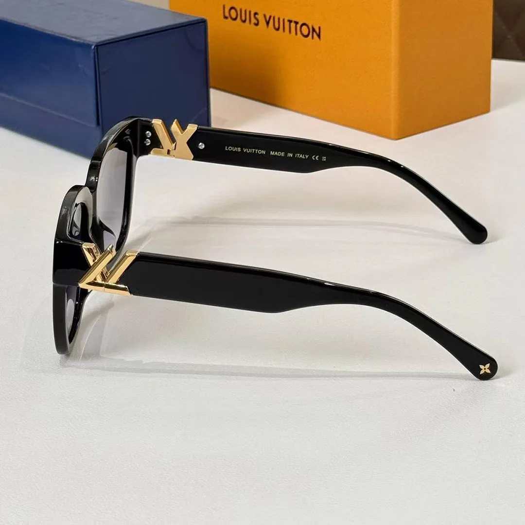 Z2120W GO14 Square Sunglasses Gradient Black Lenses