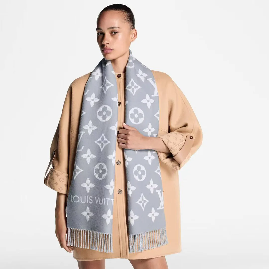 M77727 Essential Scarf Light Gray Monogram