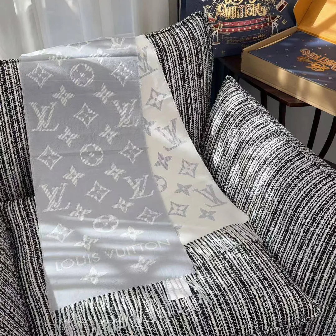 M77727 Essential Scarf Light Gray Monogram