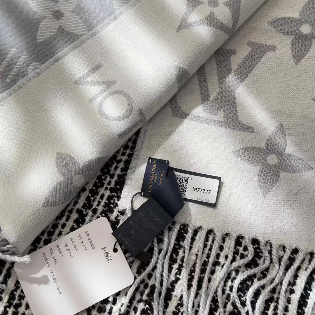 M77727 Essential Scarf Light Gray Monogram