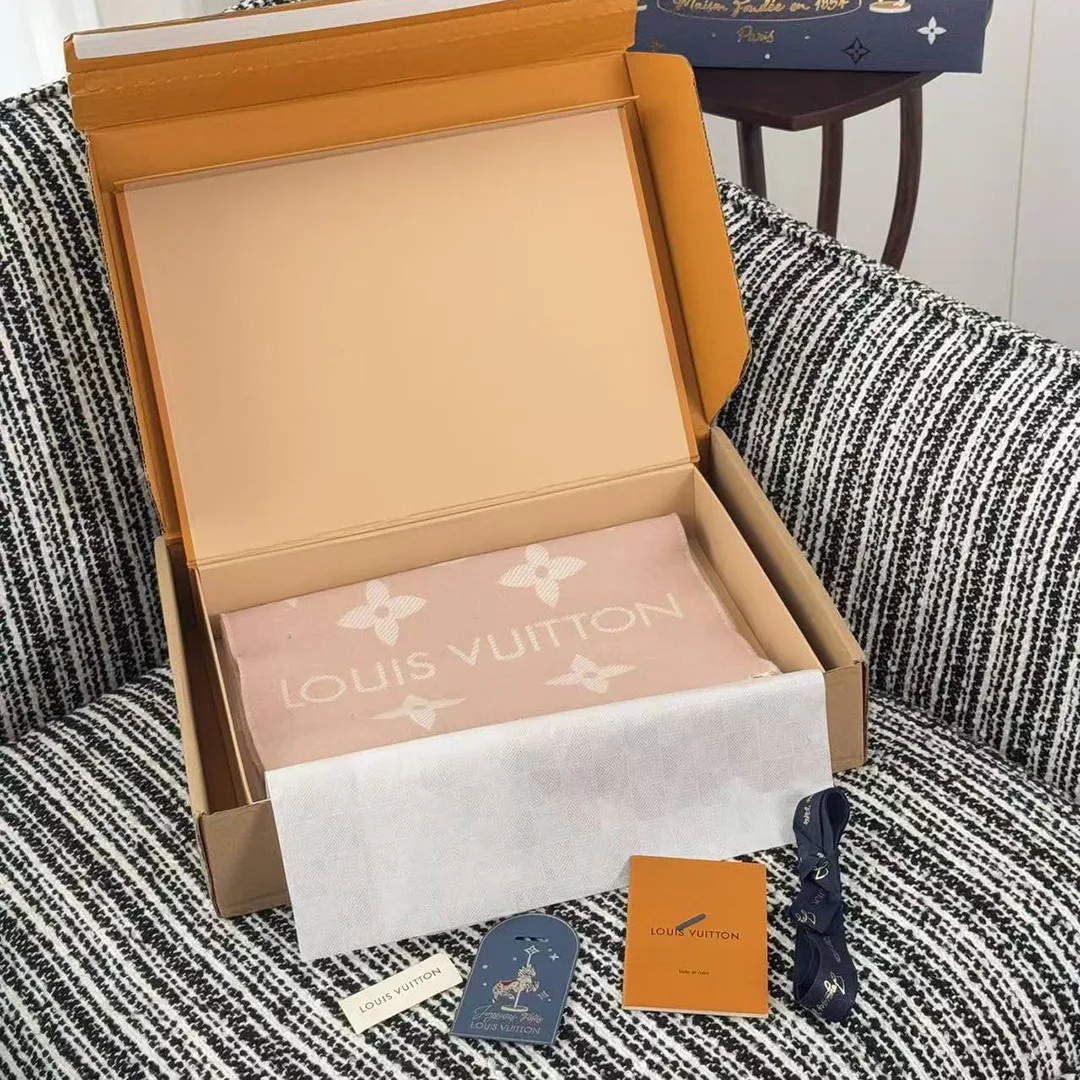M77854 Essential Scarf Beige Monogram