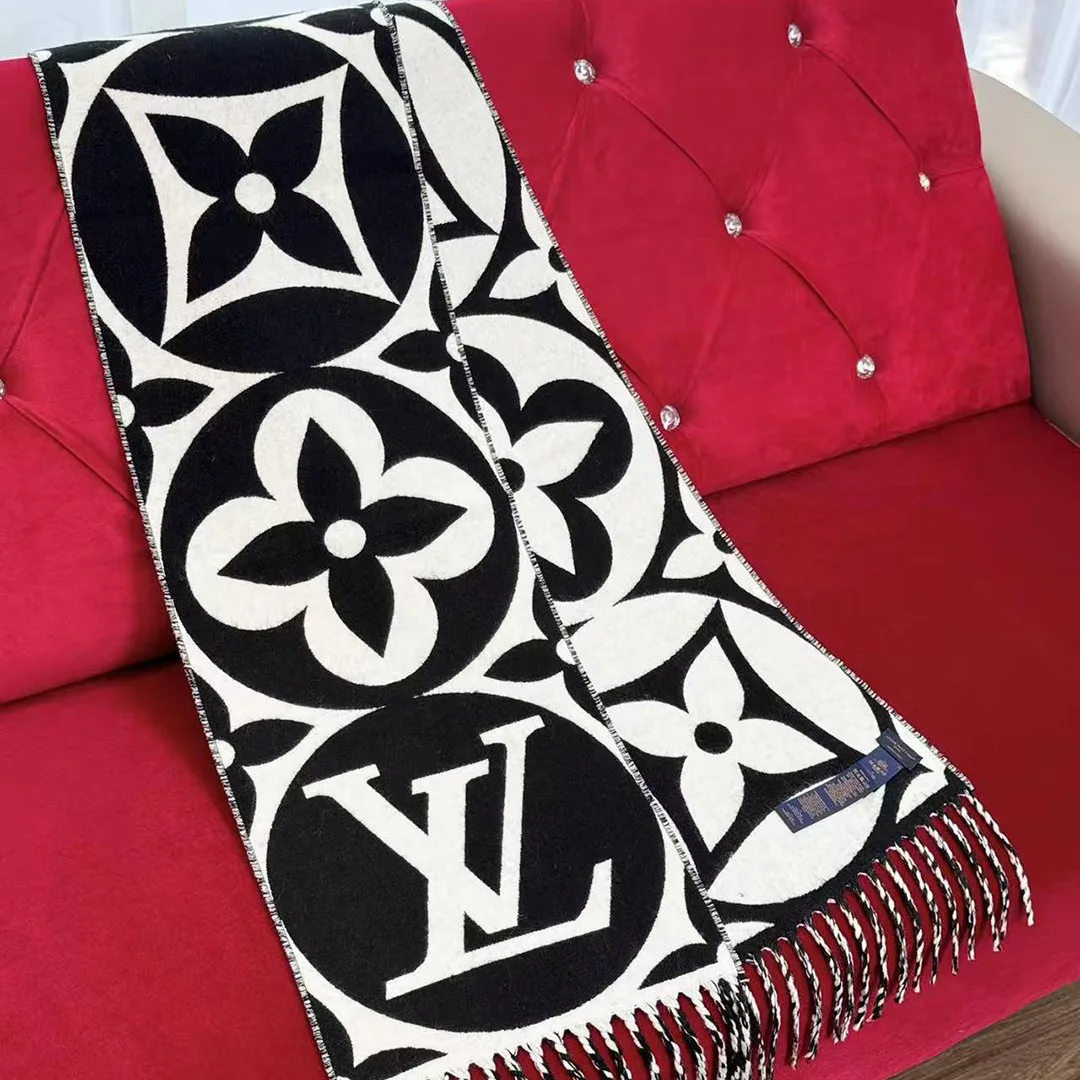 M79212 Medallion Scarf Black