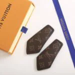 M01443 Backstage Hair Clip Toile Monogram Coated Canvas - M02496 1 M01443 Backstage Hair Clip Toile Monogram Coated Canvas