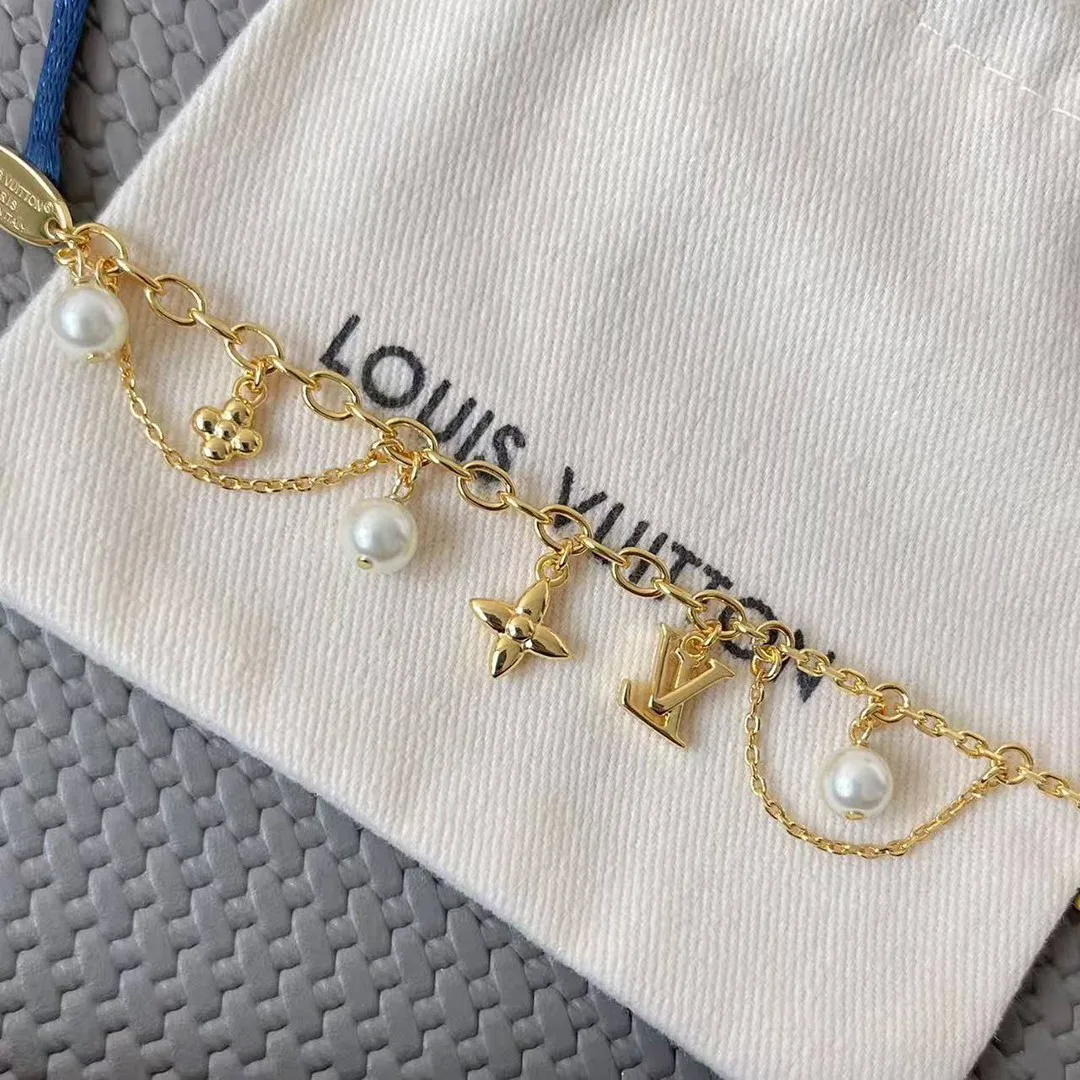 M1684A Blooming Pearls Bracelet Adjustable Chain with Circle Charm