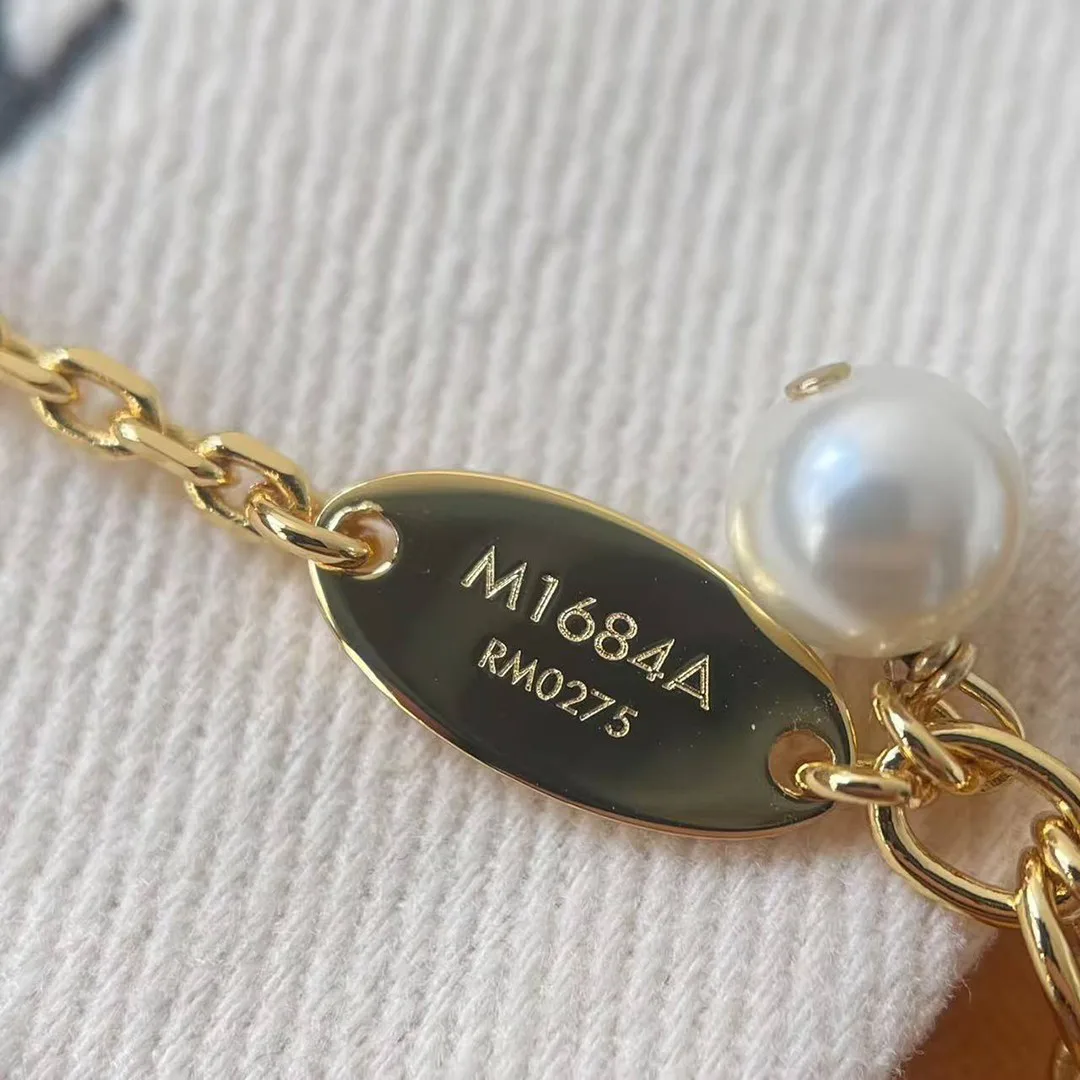 M1684A Blooming Pearls Bracelet Adjustable Chain with Circle Charm