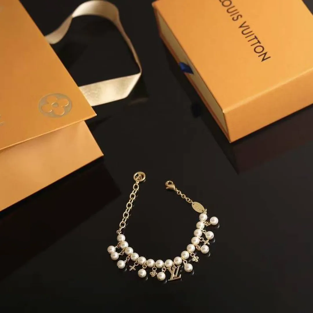 M1685A Pearl River Bracelet Adjustable Chain with Circle Charm