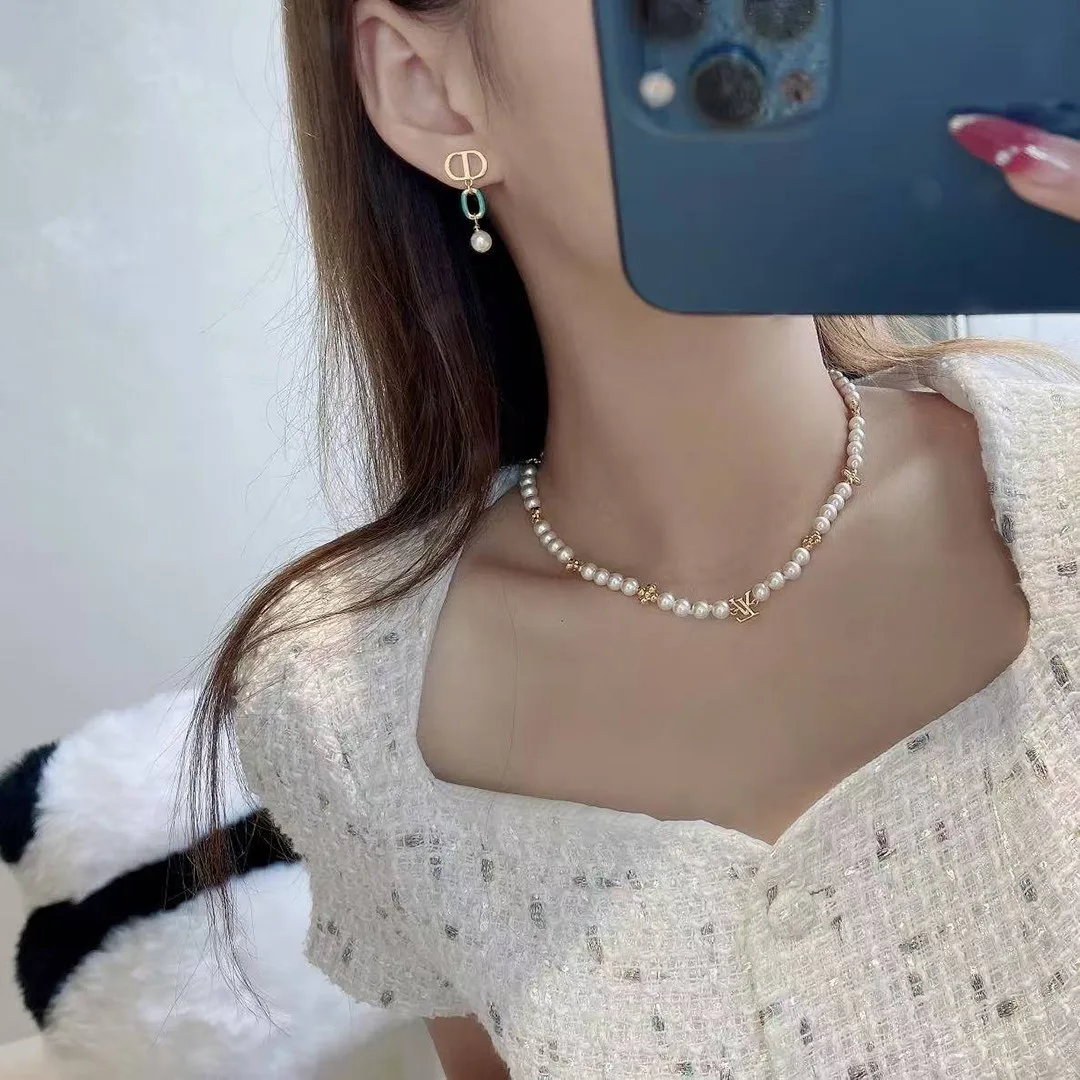 M01990 My Pearl Necklace Initials and Monogram Flower Motifs