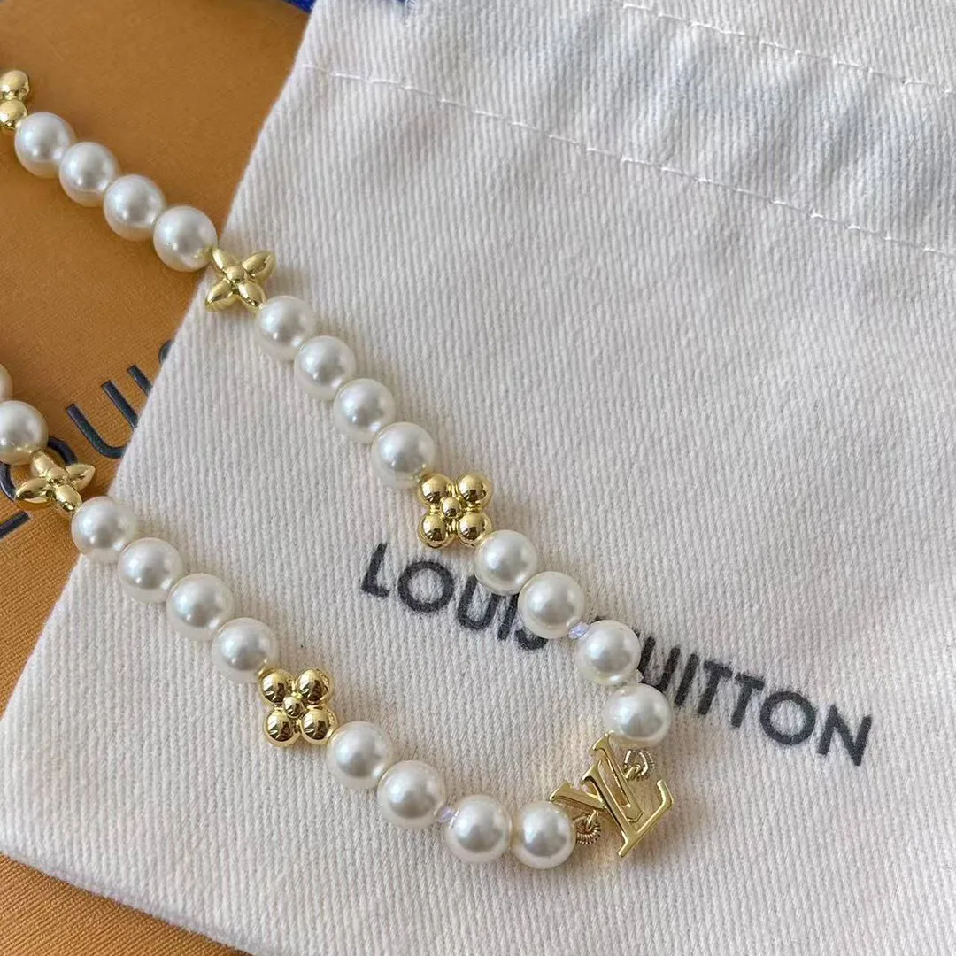 M01990 My Pearl Necklace Initials and Monogram Flower Motifs