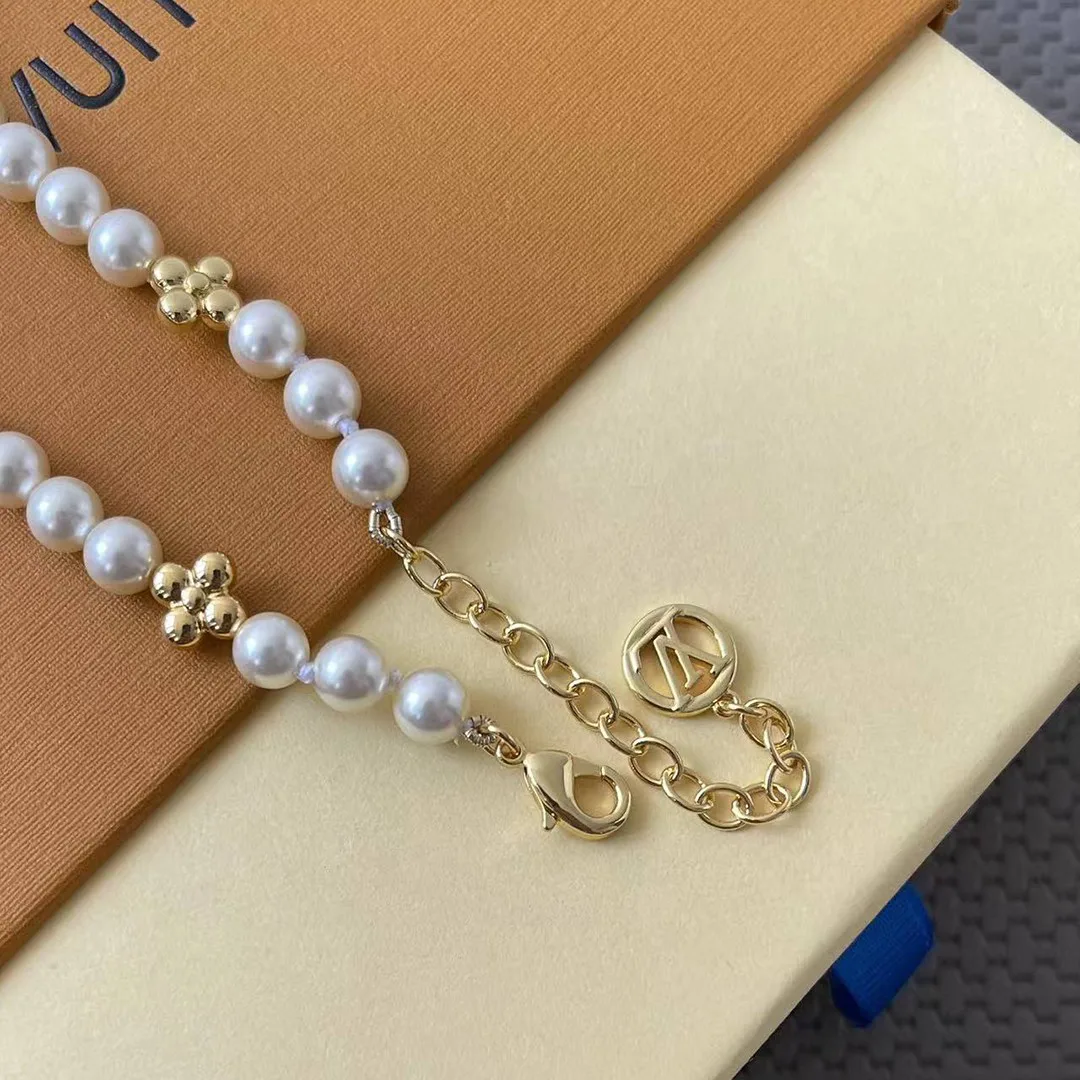 M01990 My Pearl Necklace Initials and Monogram Flower Motifs