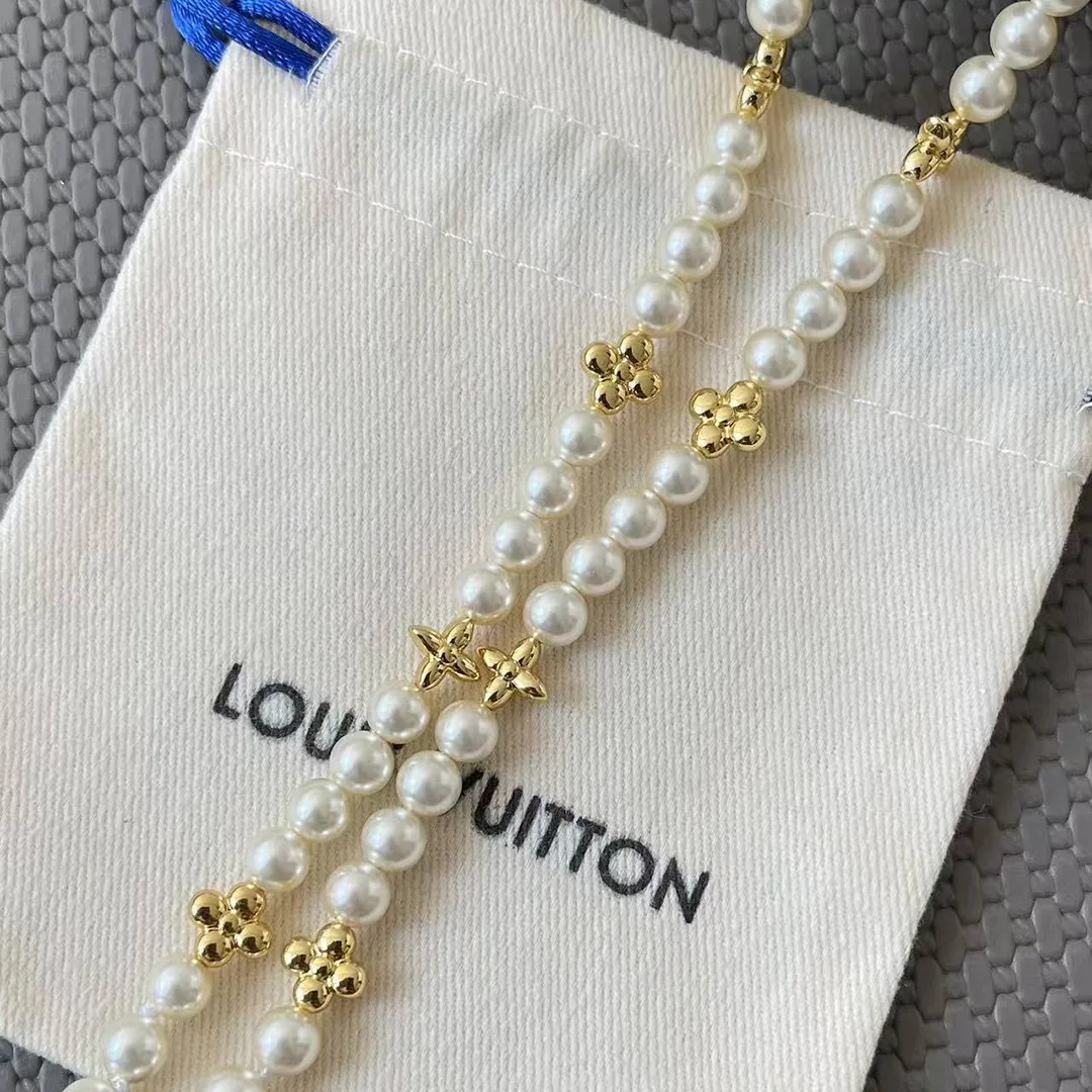 M01990 My Pearl Necklace Initials and Monogram Flower Motifs