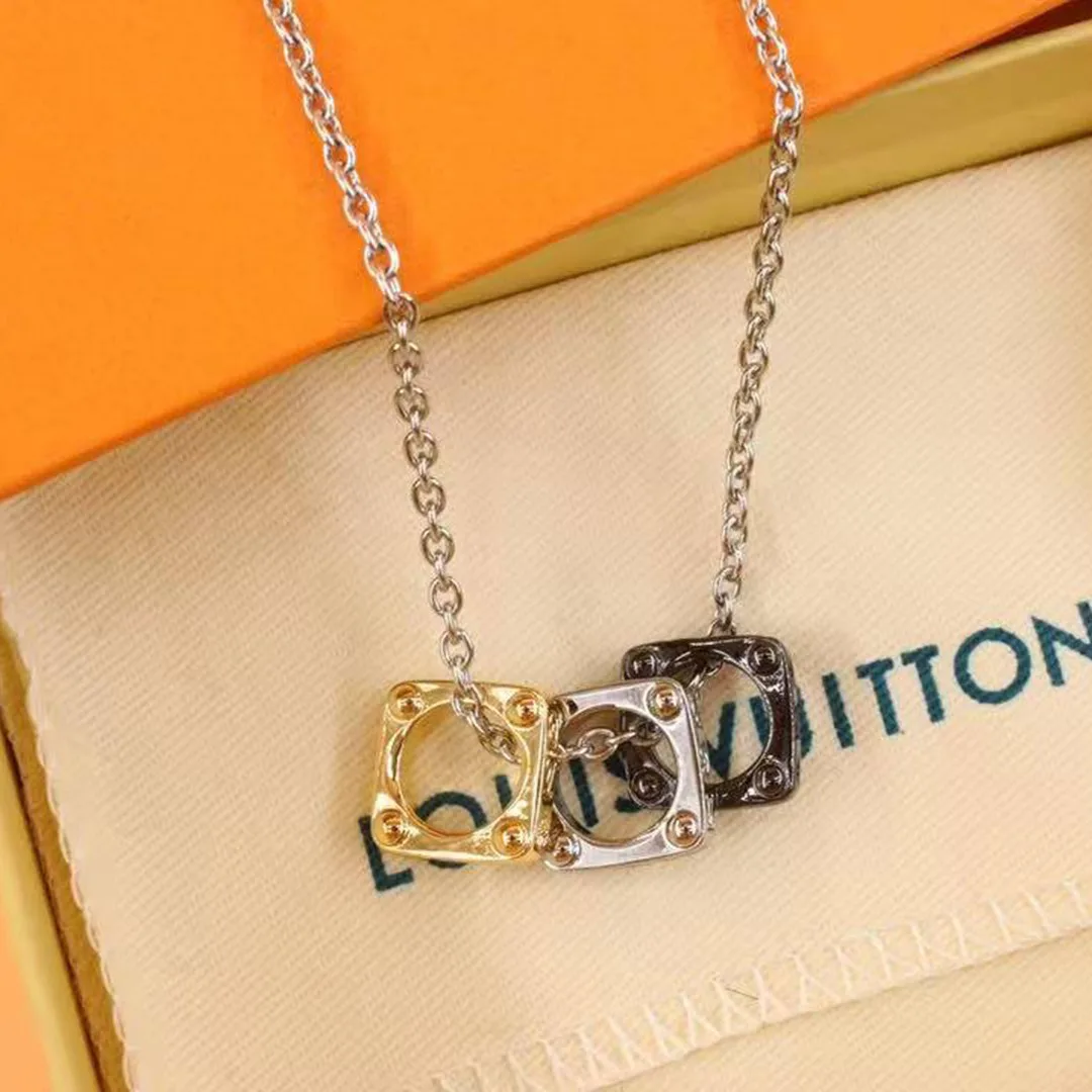 M00675 Monogram Bold Necklace