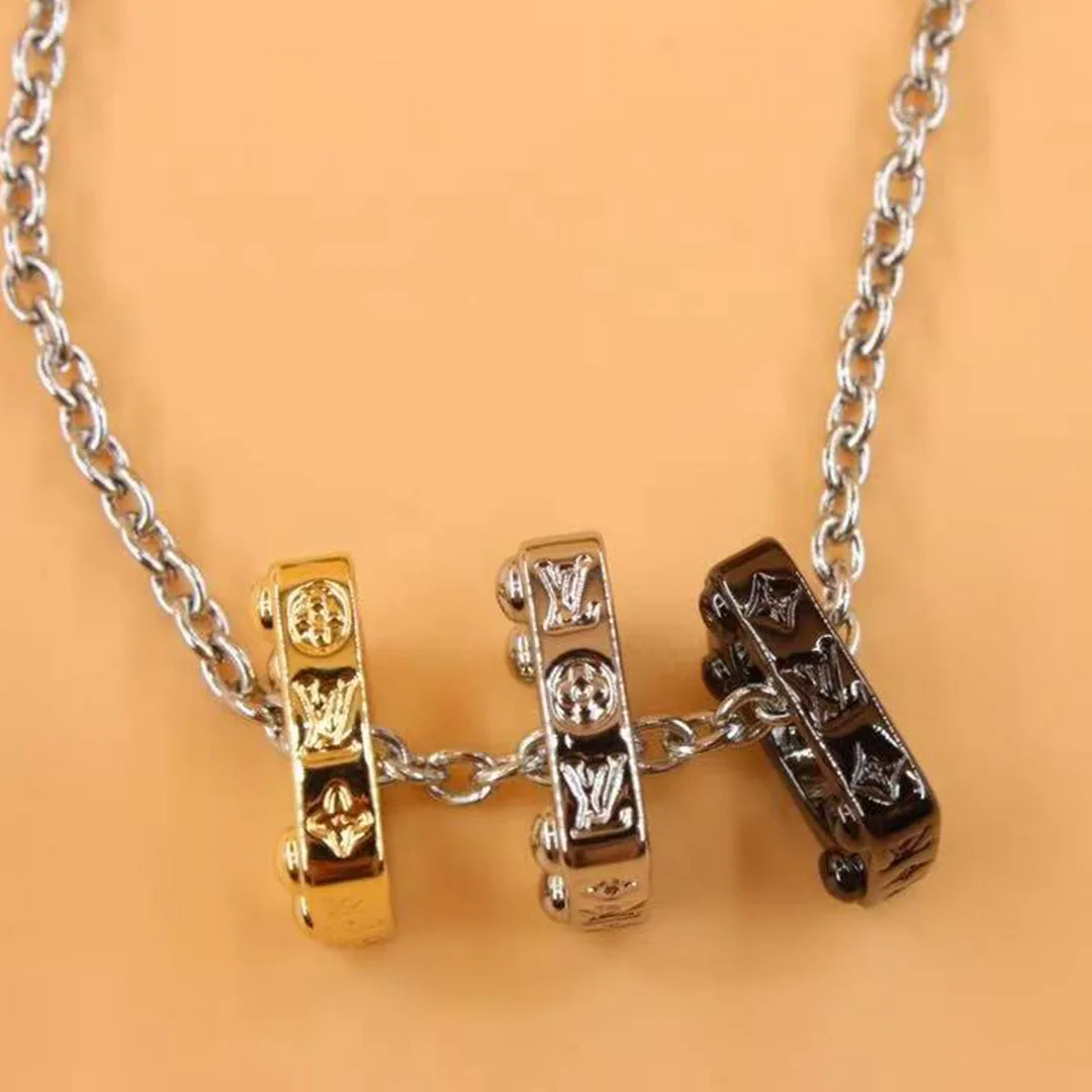 M00675 Monogram Bold Necklace