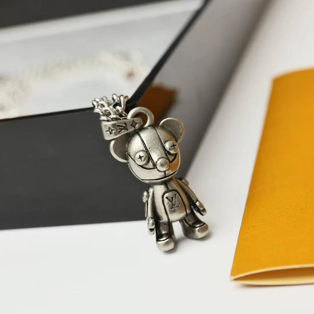 M03090 Louis Medium Charm