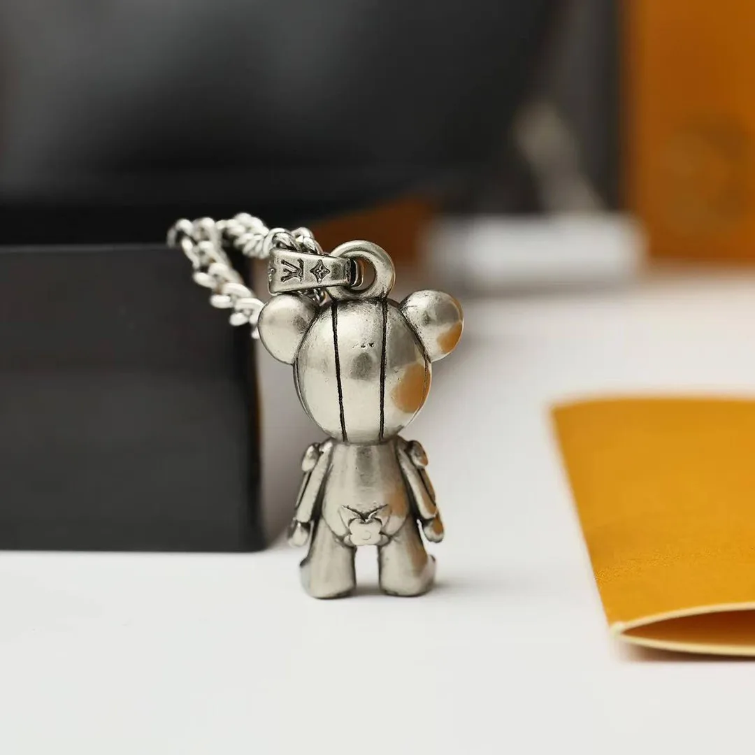 M03090 Louis Medium Charm