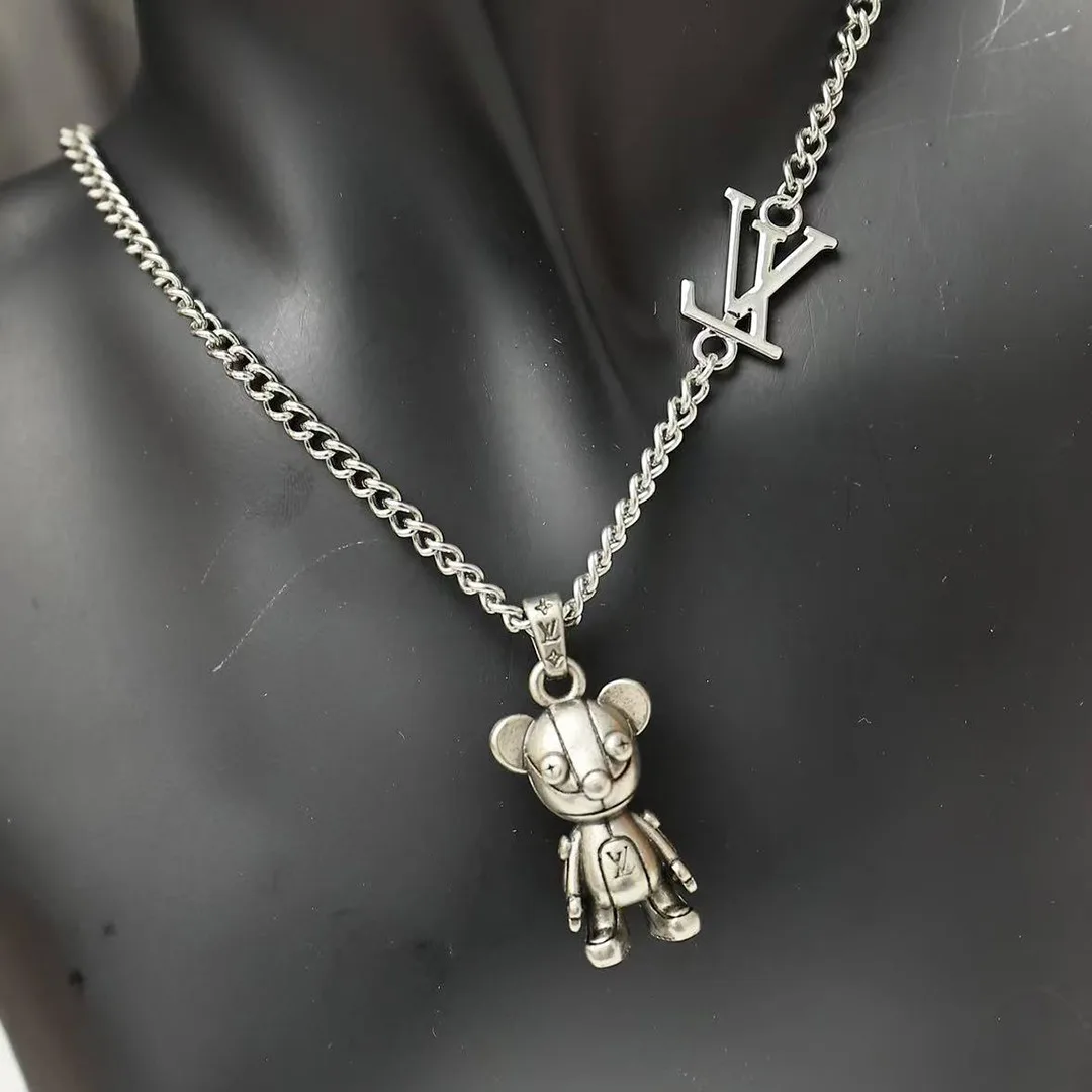 M03090 Louis Medium Charm