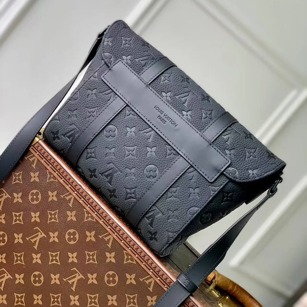 M28324 Christopher Messenger Taurillon Monogram Leather Handbag