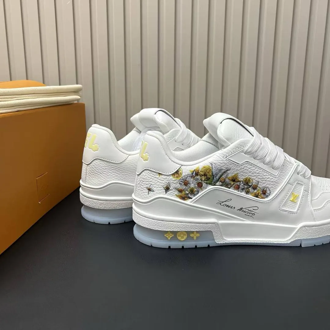 1AJS66 L.V Trainer Sneaker Grained Calf Leather